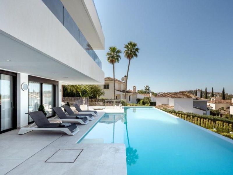 Luxury Villa with Breathtaking Views in Marbella By Lodgerstrip